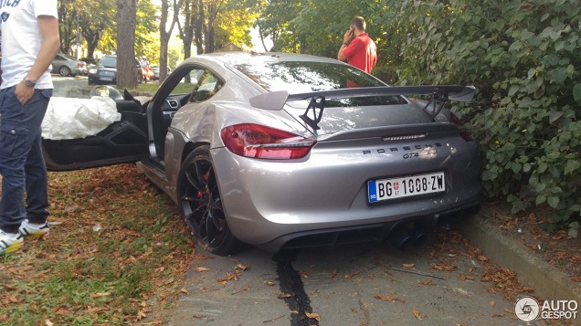 Pijnlijk: Porsche Cayman GT4 maakt slippertje